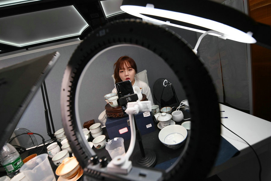 Porcelain craftsman seeks to pass down treasured cultural heritage