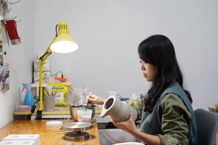 Across China: ROK ceramist couple