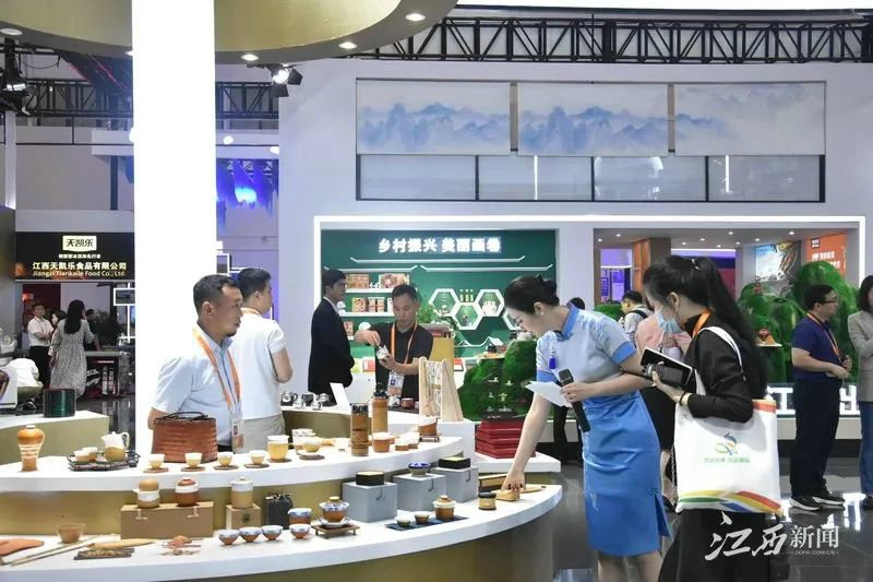 Jingdezhen porcelains at the China International Consumer Goods Expo
