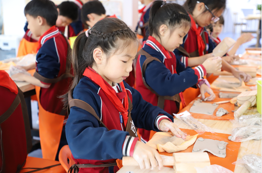 The ceramic art club in school