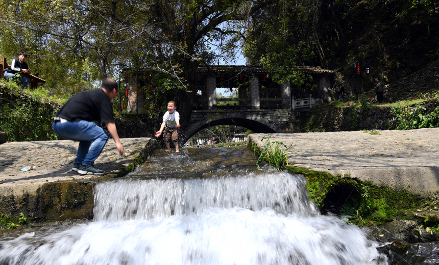 Tourists visit ancient village in Fuliang