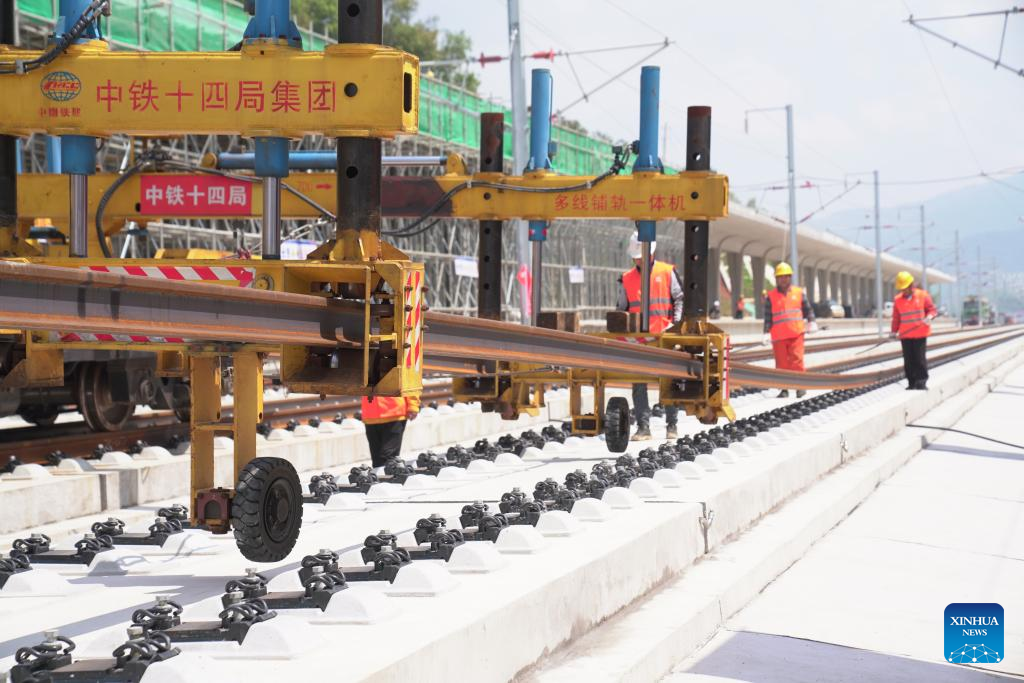 Track-laying work for high-speed railway in E China's Jiangxi completes