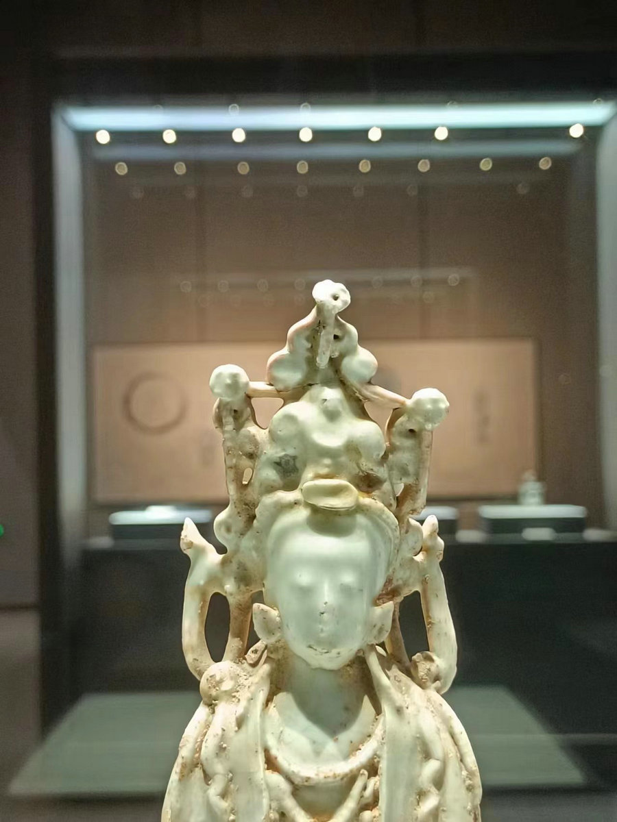 Meet the Museum (7) Egg white glaze porcelain sculpture