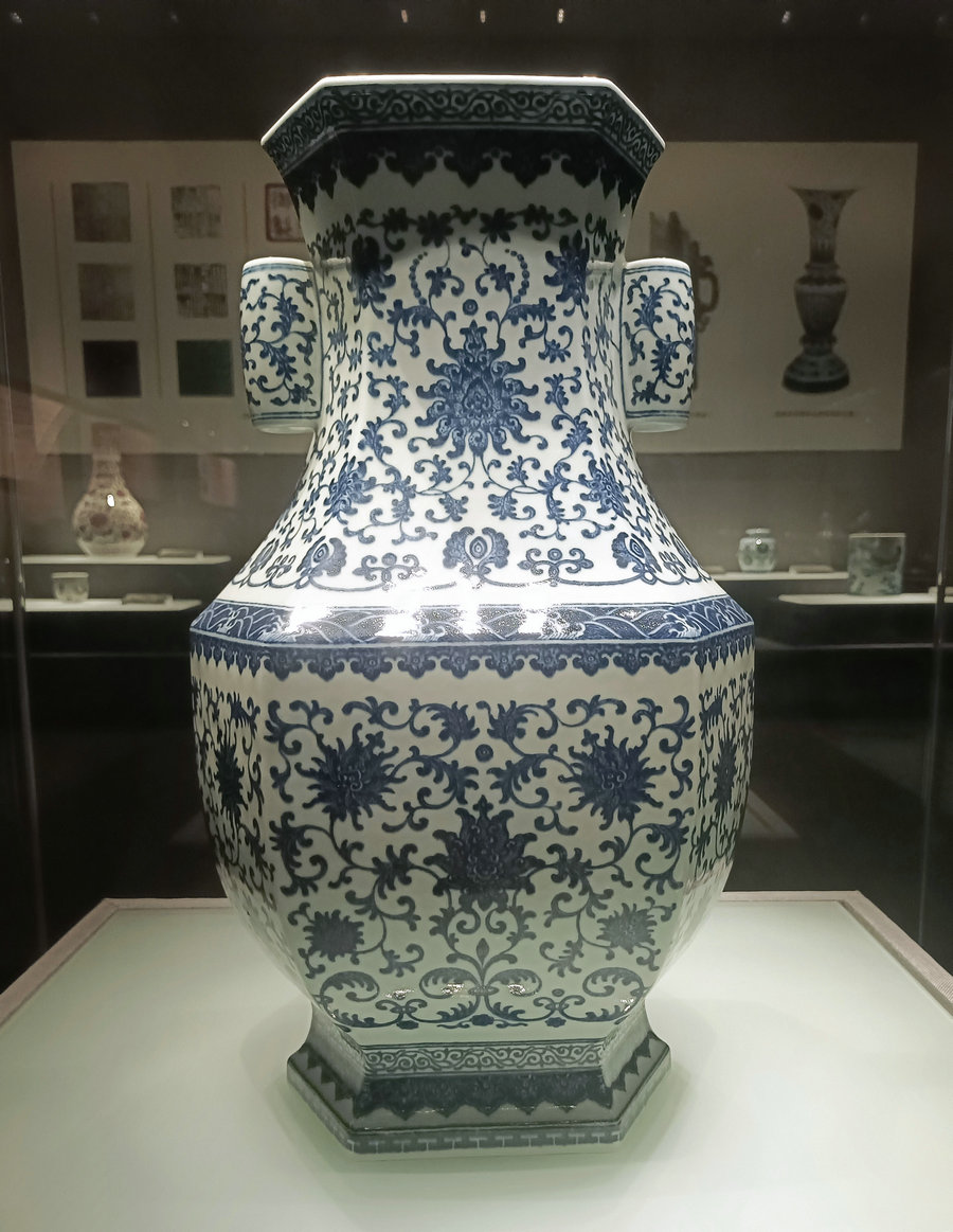 Meet the Museum (44) Blue and white hexagonal vase