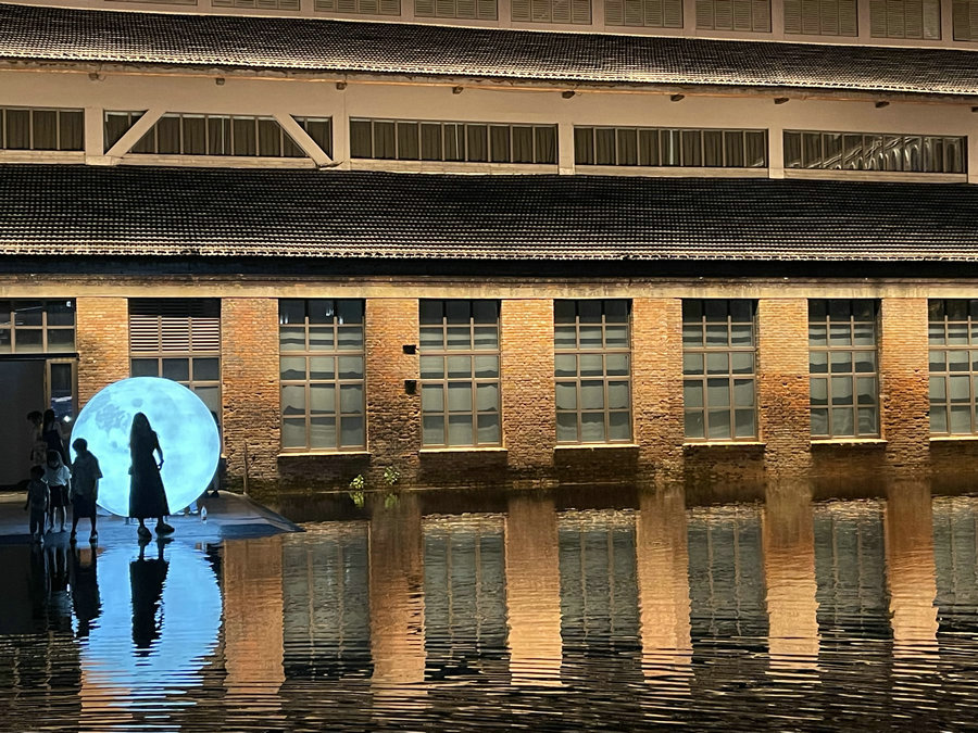 The Taoxichuan night fair: a dream-come-true for young ceramic lovers