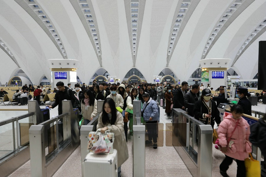 Better roads facilitate homeward travel during Spring Festival travel rush