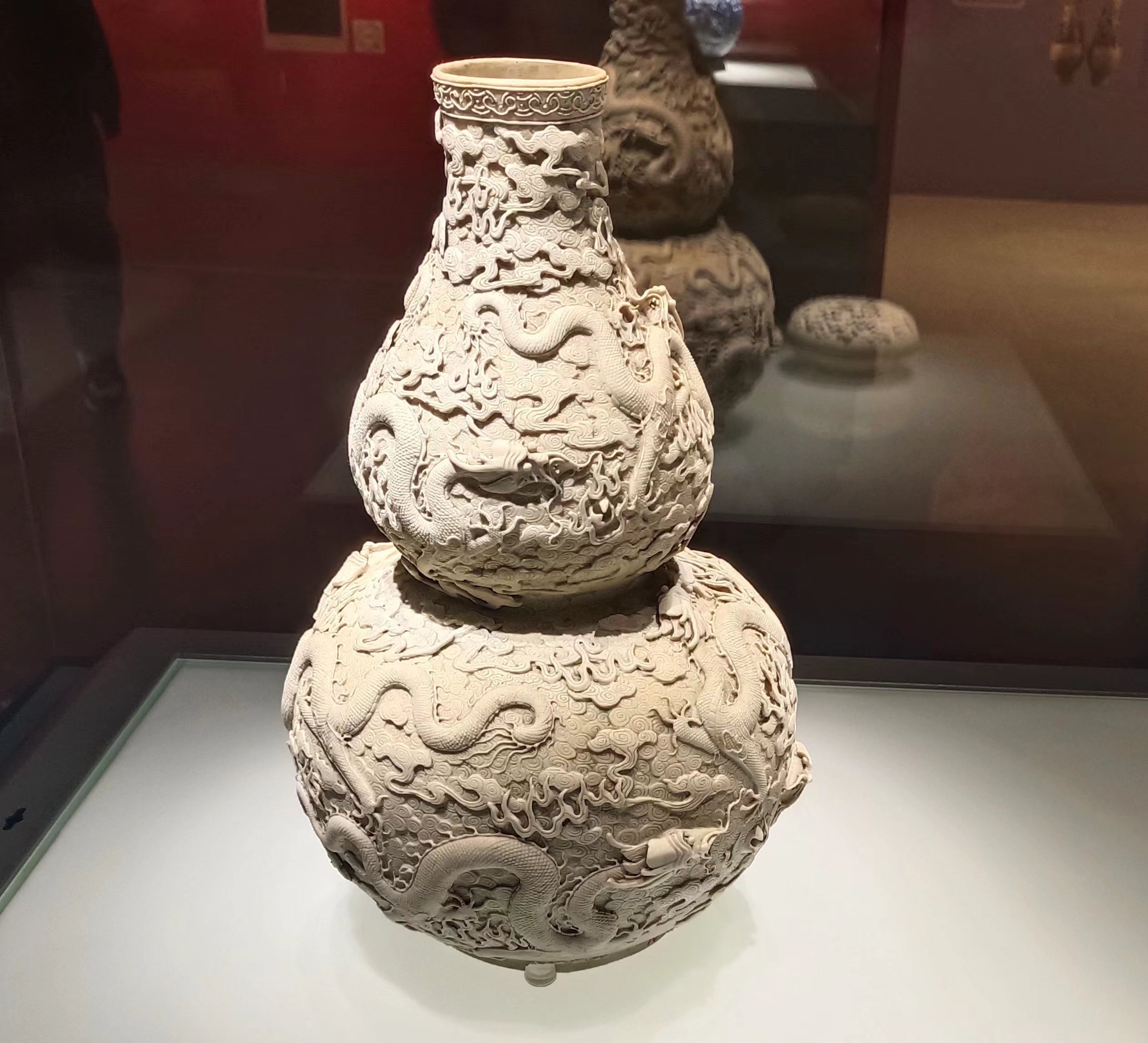 Meet the Museum (116)Unglazed gourd-shaped vase embossed with dragon pattern in the Republic of China