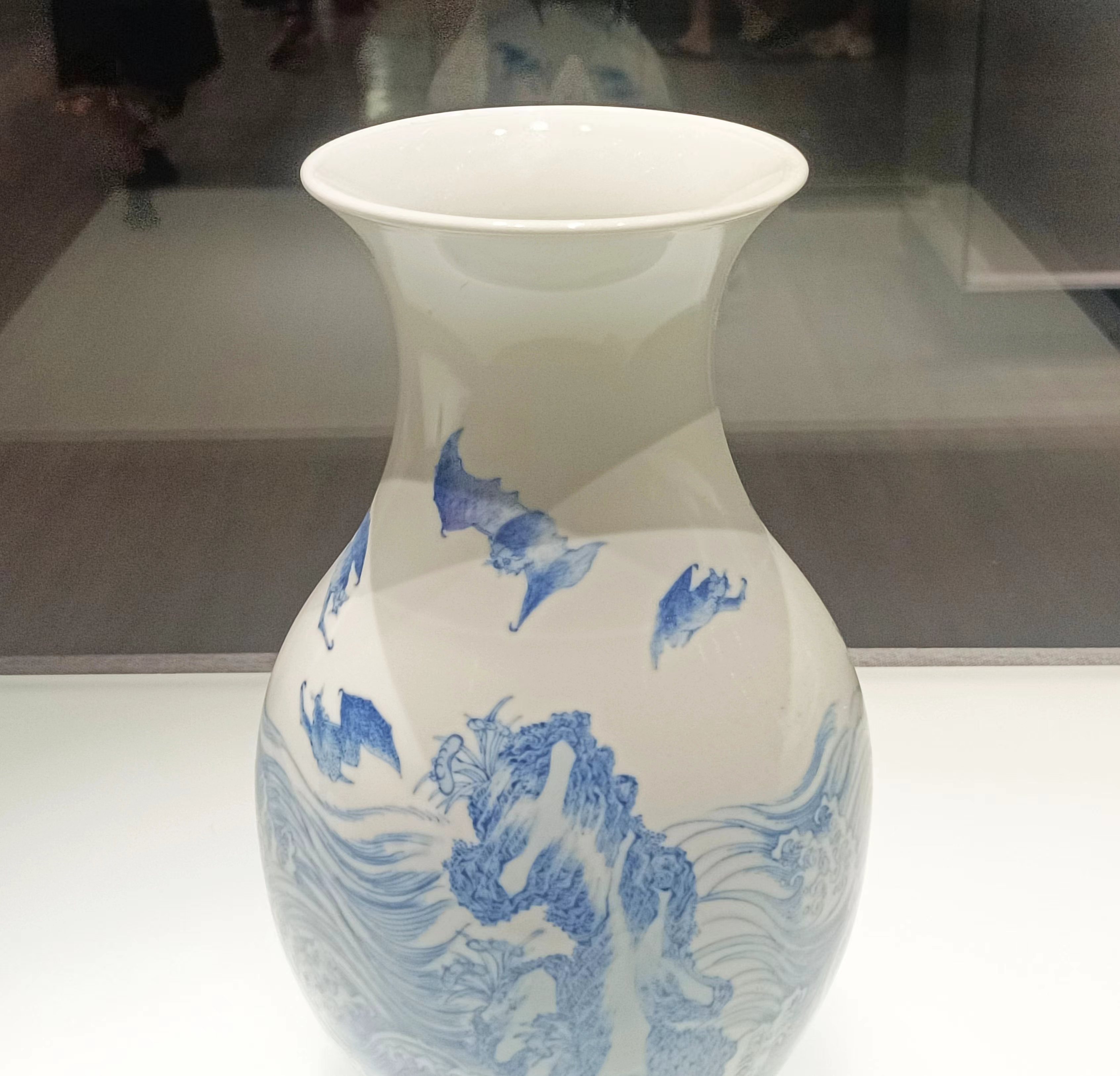Meet the Museum(118) Blue and white pipa-shaped  vessel designed with seawater and bat pattern in the Republic of China