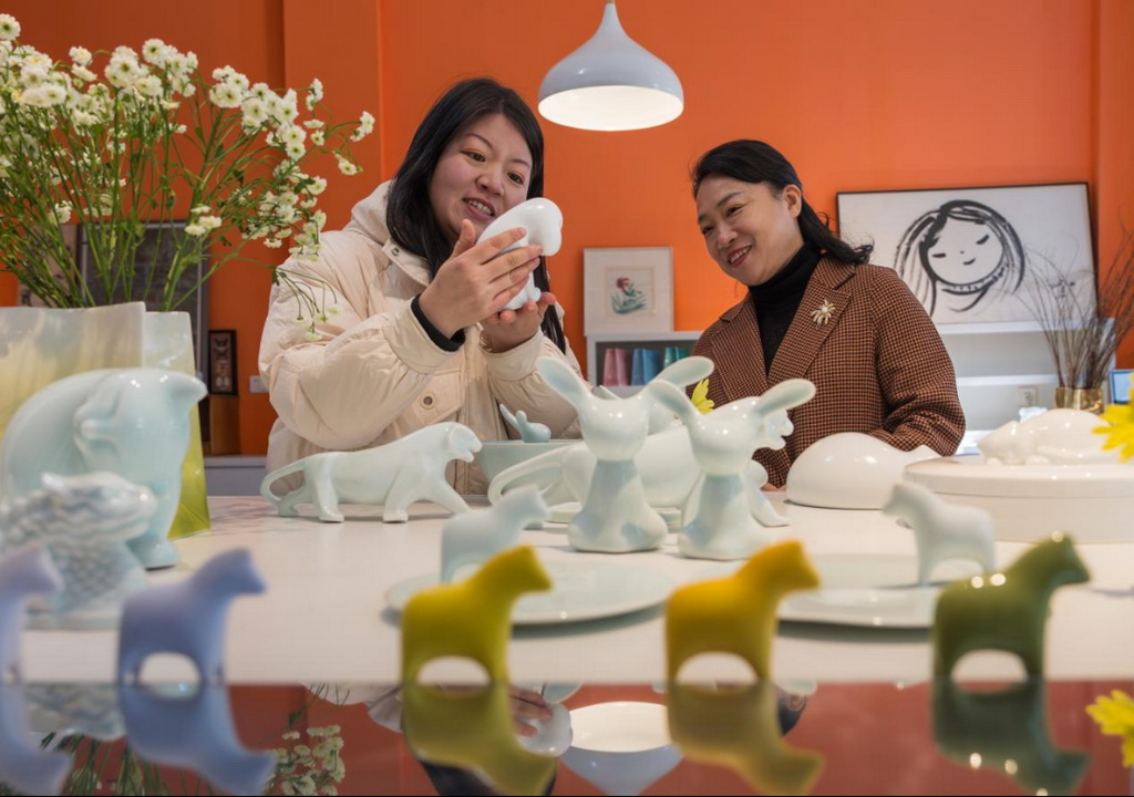 Artists from home and abroad chase dreams in Jingdezhen, China's porcelain capital