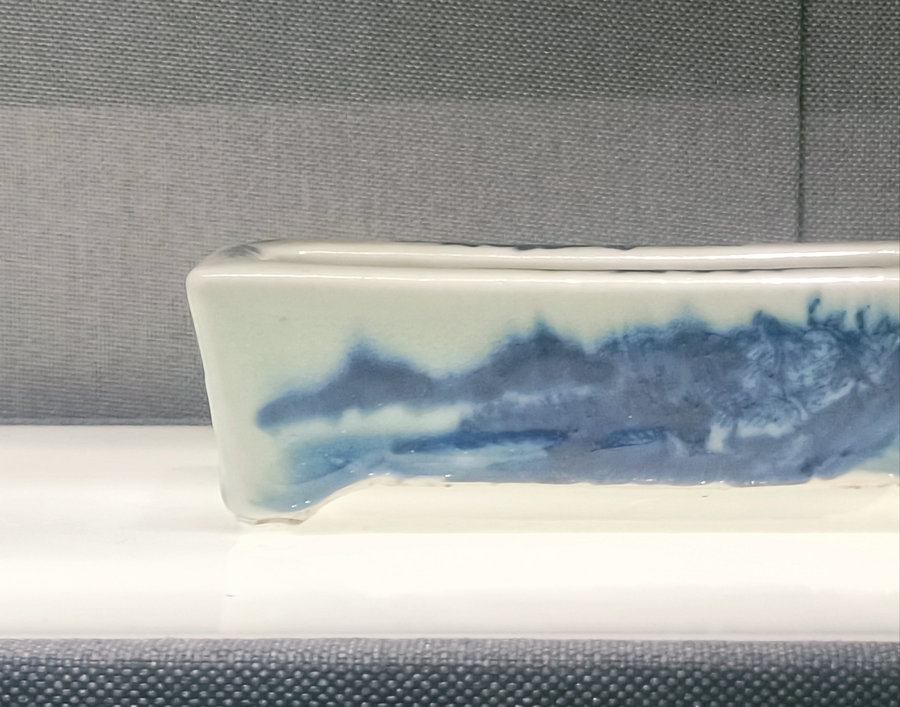 Meet the Museum(126)Blue and white rectangular basin designed with the pattern of landscape map in the Guangxu Reign of Qing Dynasty