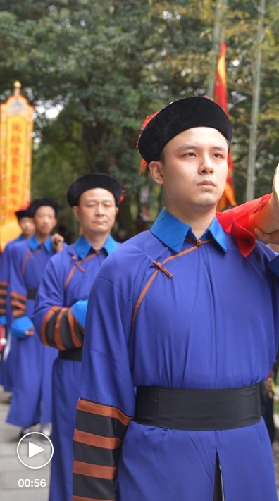 Spectacular parade of Qing Dynasty pottery homage