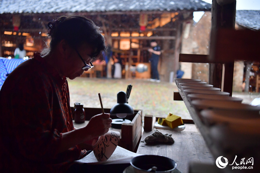 Young artisans chase dreams in Jingdezhen