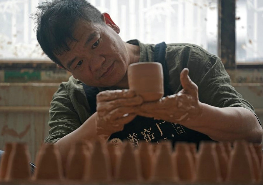 ChineseToday | Ru porcelain enthusiast molds passion into career in China's
