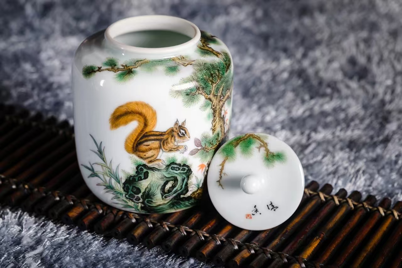 Meet the Museum(226) Famille rose tea set designed with the pattern of squirrels