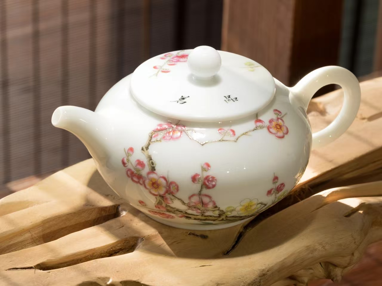 Meet the Museum(227)Colour enamels tea pot with the pattern of plum blossom