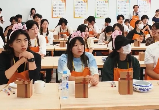 Japanese College Students Visiting Jingdezhen Be lmpressed by The Exquisite Craftsmanship