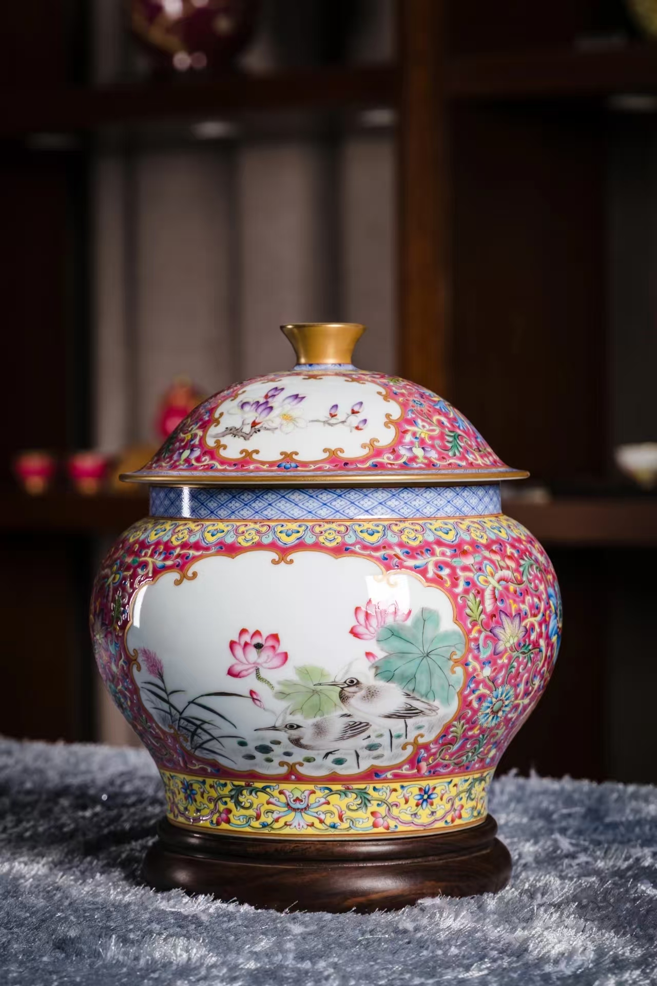 Meet the Museum(249) Colour enamels interlock branch and rosette pattern covered jar