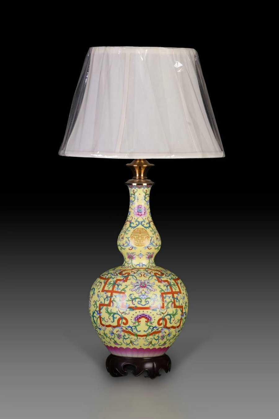 Yellow-ground vase lamp with intertwined gourd patterns