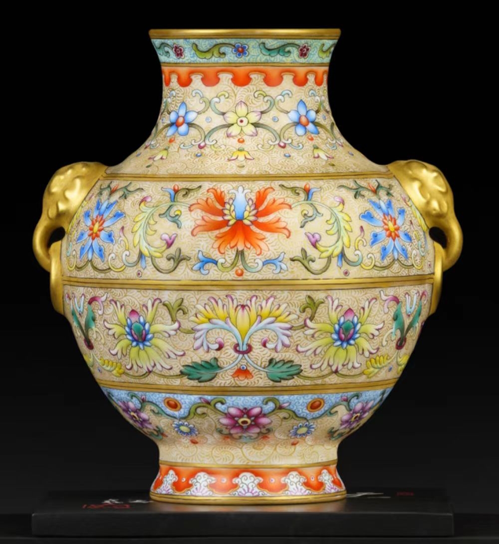 Meet the Museum(257）Enamel wrapped lotus pattern elephant-ear vase珐琅彩勾莲纹象耳瓶