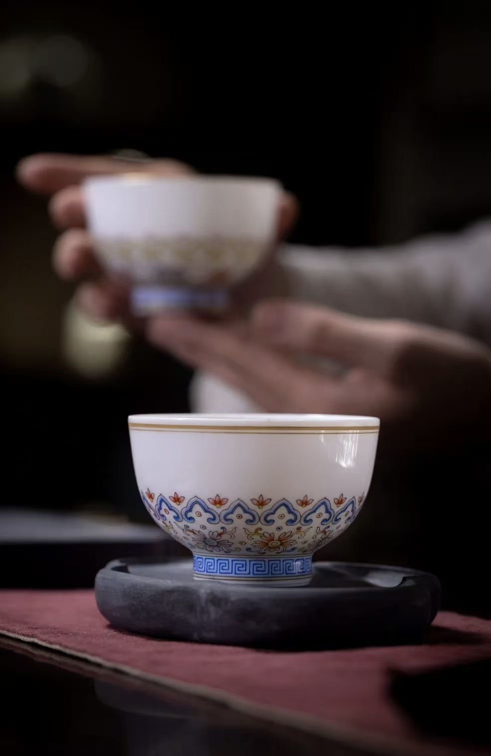 Famille rose single cup with golden rim and Ruyi pattern