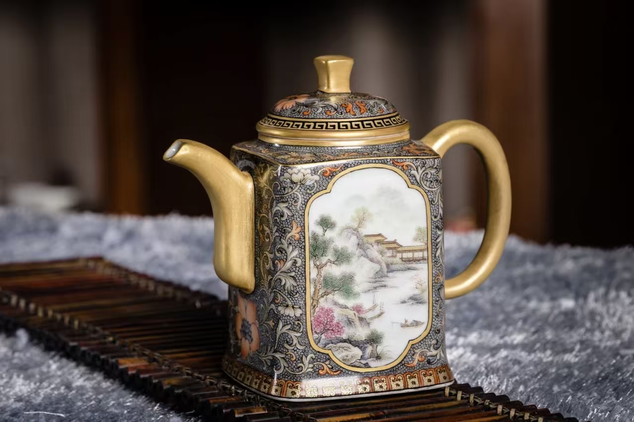 Ink-colored gold-painted landscape square pot