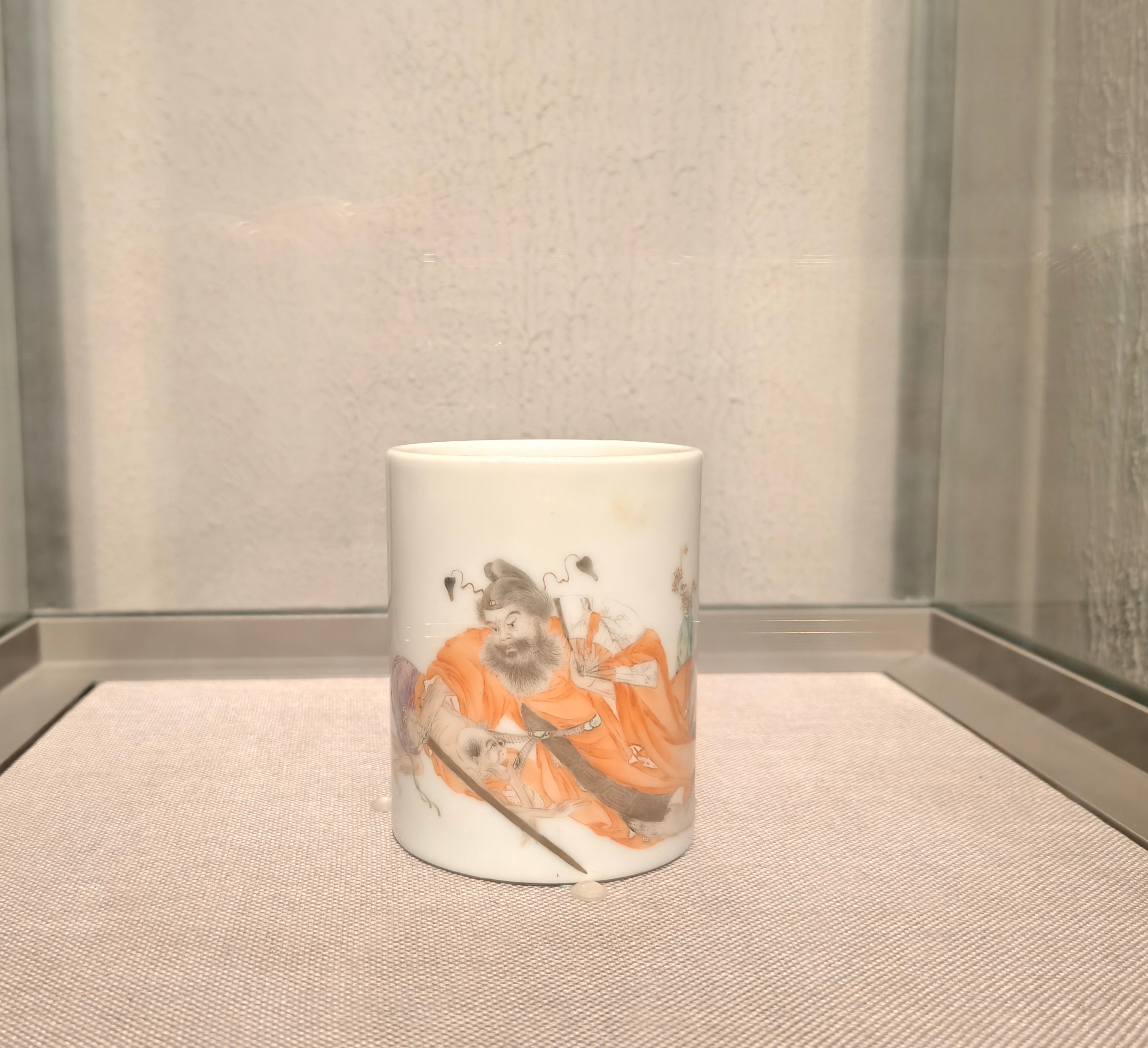 Meet the Museum(271）Famille rose brush pot with picture of Zhong Kui
