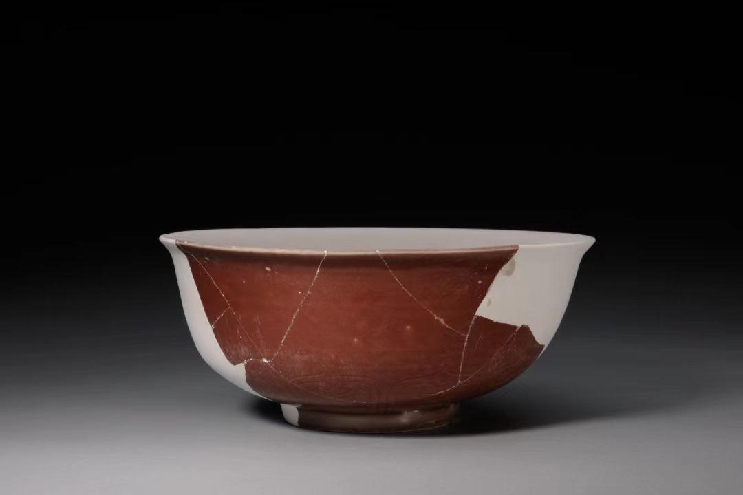 Meet the Museum(279) Red glaze bowl intaglioed with flower pattern