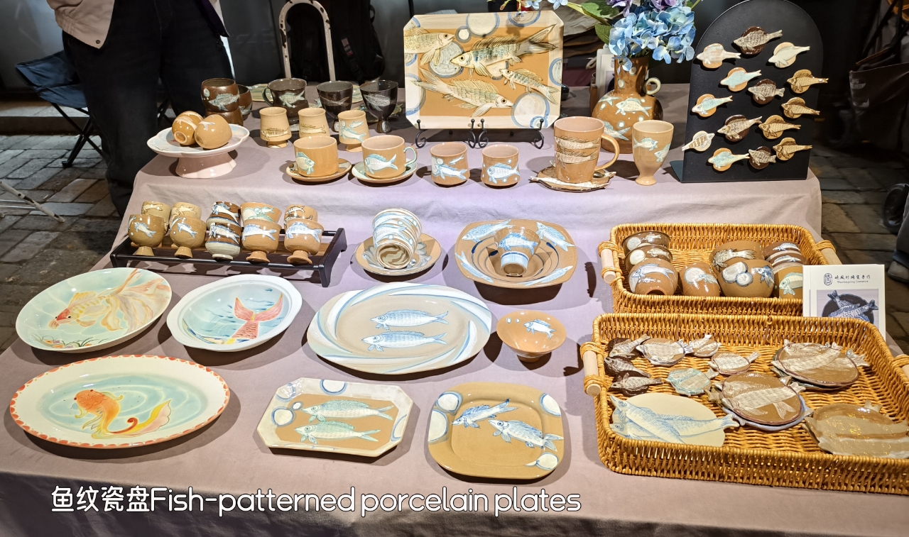 Fish-patterned porcelain plates