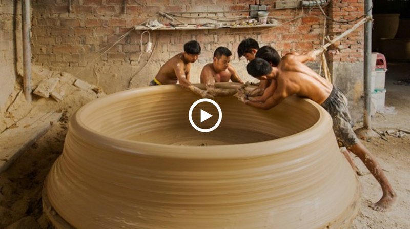 One Minute China: Hands of a potter